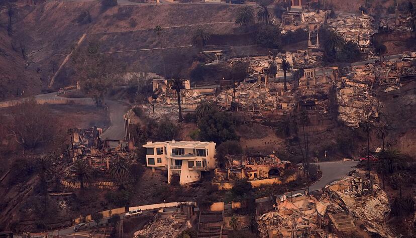 Die Verwüstung durch das Feuer ist aus der Luft im Stadtteil Pacific Palisades von Los Angeles zu sehen. Die Verwüstung durch das Feuer ist aus der Luft im Stadtteil Pacific Palisades von Los Angeles zu sehen.