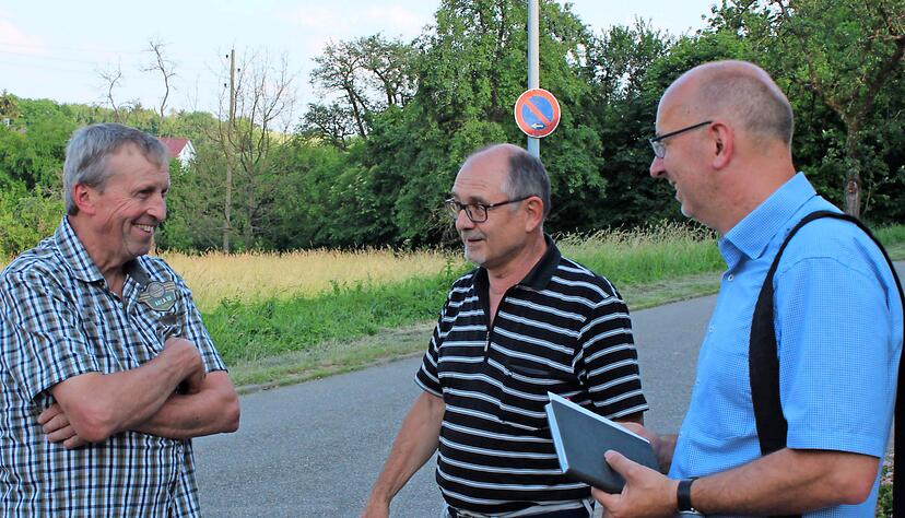 Martin Hellemann-Brenner (r.) bietet in allen drei Ortsteilen Rundgänge an, um mit den Bürgern zu sprechen. Los ging es am Dienstagabend in Lampoldshausen. Martin Hellemann-Brenner (r.) bietet in allen drei Ortsteilen Rundgänge an, um mit den Bürgern zu sprechen. Los ging es am Dienstagabend in Lampoldshausen.