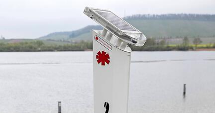 Vier Notrufsäulen stellte die Björn-Steiger-Stiftung am See auf.