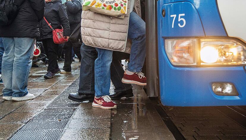 Die meisten der insgesamt 385 sogenannten Haltestellenkanten für Busse sind nicht barrierefrei. Dies soll sich aber über kurz oder eher lang ändern.
Foto: Lina Bihr