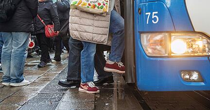Die meisten der insgesamt 385 sogenannten Haltestellenkanten für Busse sind nicht barrierefrei. Dies soll sich aber über kurz oder eher lang ändern.
Foto: Lina Bihr