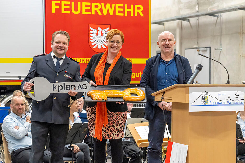 Februar: Schl&uuml;ssel&uuml;bergabe bei der Einweihung des neuen Feuerwehrhaues in Weinsberg. von links stehen der Gesamtkommandant Heiko Frank, BM Birgit Hannemann und Architekt Detlef Br&uuml;cklmeier.