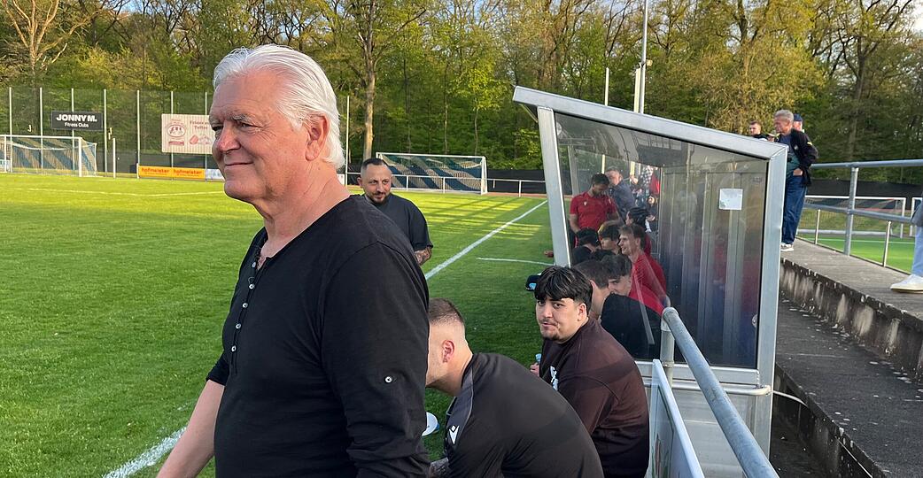 Gut gelaunt an der Seitenlinie: Uwe Rapolder am Freitagabend beim klaren 4:0-Sieg von T&uuml;rkspor Neckarsulm in Bietigheim-Bissingen.