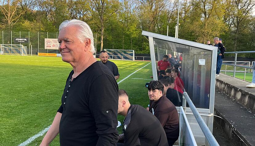 Gut gelaunt an der Seitenlinie: Uwe Rapolder am Freitagabend beim klaren 4:0-Sieg von T&uuml;rkspor Neckarsulm in Bietigheim-Bissingen.