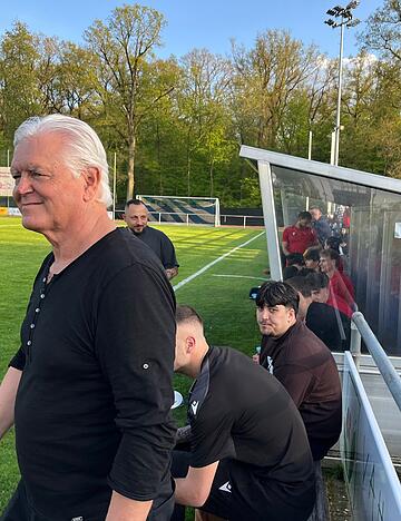 Gut gelaunt an der Seitenlinie: Uwe Rapolder am Freitagabend beim klaren 4:0-Sieg von T&uuml;rkspor Neckarsulm in Bietigheim-Bissingen.