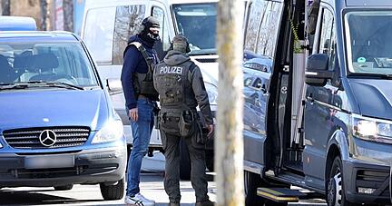 Bei einer Durchsuchung im baden-württembergischen Reutlingen wurde ein Beamter eines Spezialeinsatzkommandos (SEK) durch einen Schuss verletzt.