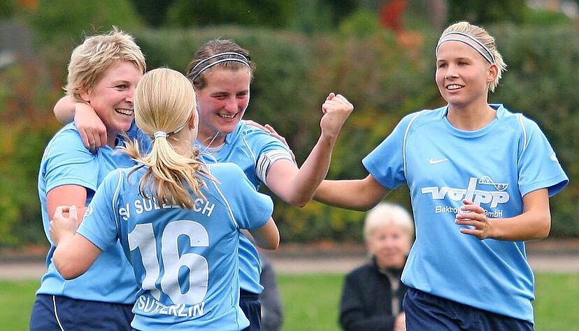 Auch in der Oberliga wurde gejubelt. Von links: Julia Kremmer, Sabine Sütterlin, Torjägerin Anna Nollenberger und Michaela Plaggemeyer.
Foto: Archiv/Bertok Auch in der Oberliga wurde gejubelt. Von links: Julia Kremmer, Sabine Sütterlin, Torjägerin Anna Nollenberger und Michaela Plaggemeyer.
Foto: Archiv/Bertok