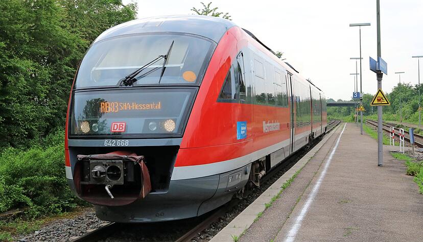 Die Hohenlohebahn ist zwischen Cappel und Hessental noch nicht elektrifiziert. Am Bahnhof Waldenburg würde die Kochertalbahn nach Künzelsau abzweigen.
Foto: Reichert