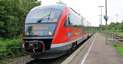 Die Hohenlohebahn ist zwischen Cappel und Hessental noch nicht elektrifiziert. Am Bahnhof Waldenburg würde die Kochertalbahn nach Künzelsau abzweigen.
Foto: Reichert