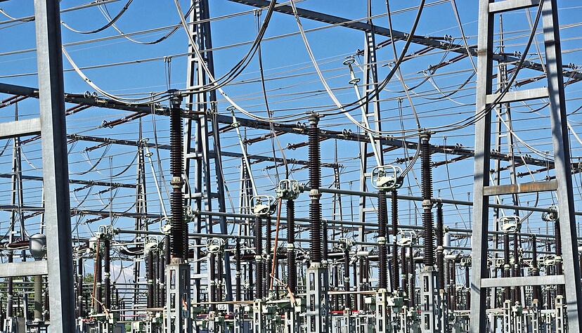 Das 380-Kilovolt-Feld des Umspannwerkwerks Pulverdingen muss verdoppelt werden, um den Anforderungen der Energiewende zu gen&uuml;gen. Die EnBW investiert hier einen dreistelligen Millionenbetrag.