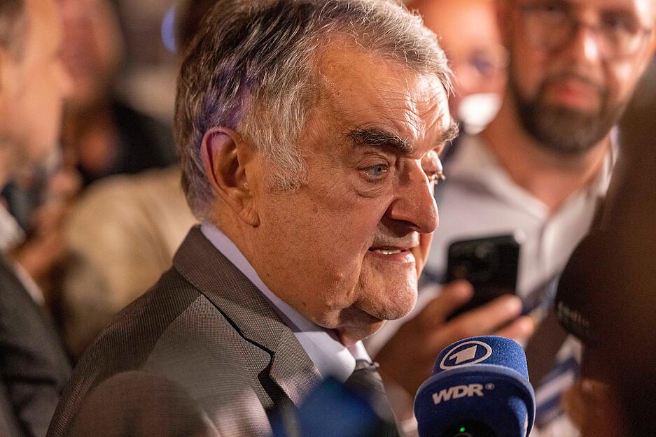 Herbert Reul (CDU), Innenminister von Nordrhein-Westfalen, macht sich ein Bild vor Ort und gibt der Presse ein Statement. Bei einer Attacke auf der 650-Jahr-Feier der Stadt hat es mehrere Todesopfer und Verletzte gegeben.