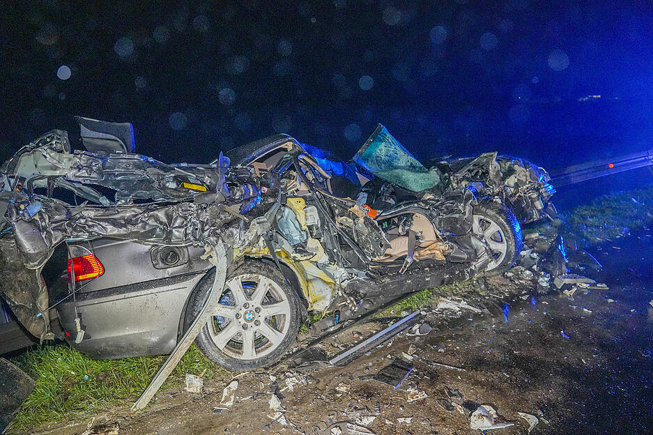 Der BMW des 20-Jährigen wurde bei der Kollision stark deformiert. Dennoch gelang es dem Fahrer, das Wrack selbstständig zu verlassen.