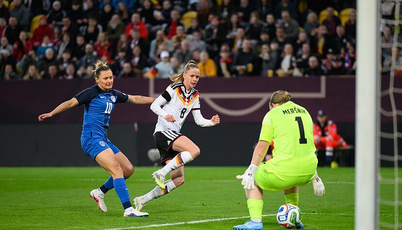 Wolfsburgs Vivien Endemann trifft zum 1:0 f&uuml;r die DFB-Auswahl.