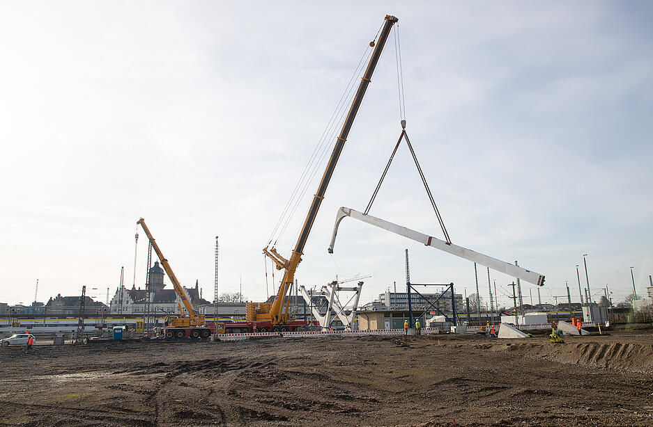Erste Brückenteile der Buga-Brücke sind eingebaut