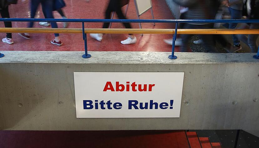 An diesem Freitag geht es los mit dem Abitur. Dazu gibt es eine ganze Reihe von  Vorgaben, was erlaubt ist und was nicht. Viele Dinge rund um die  Abschlusspr&uuml;fung sind bis in kleinste Detail geregelt.