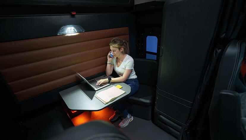 Wandelbarer Arbeitsplatz: Die Lounge im Freightliner Cascadia 5 kann vieles - auch zum mobilen Büroraum werden. Wandelbarer Arbeitsplatz: Die Lounge im Freightliner Cascadia 5 kann vieles - auch zum mobilen Büroraum werden.