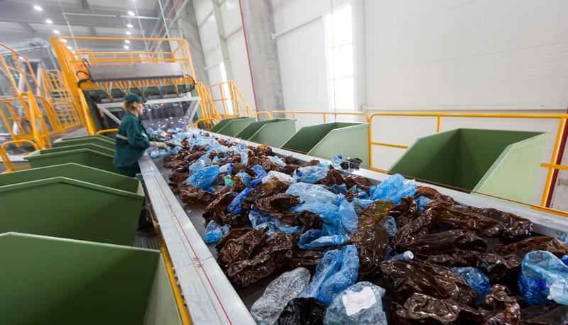 Plastikflaschen auf dem Fließband einer Plastik-Recyclingfabrik in Rumänien.