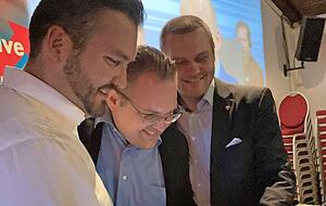Jens Moll (Mitte) kommt kurz nach 18 Uhr in der Sportsbar in Michelbach/Bilz an und bekommt vom Landtagsabgeordneten Anton Baron (rechts) und Udo Stein die aktuellen Hochrechnungen.
Foto: Tscherwitschke