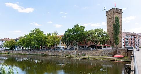 Am Neckar beim Götzenturm muss der Kampfmittelräumdienst den Neckar sondieren. Am Neckar beim Götzenturm muss der Kampfmittelräumdienst den Neckar sondieren.