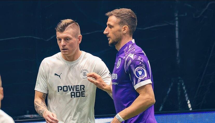 Auf dem Feld ging es dann auch mit ganzem Körpereinsatz zwischen Pascal Sohm (rechts) und Toni Kroos zur Sache – aber immer mit fairen Mitteln.