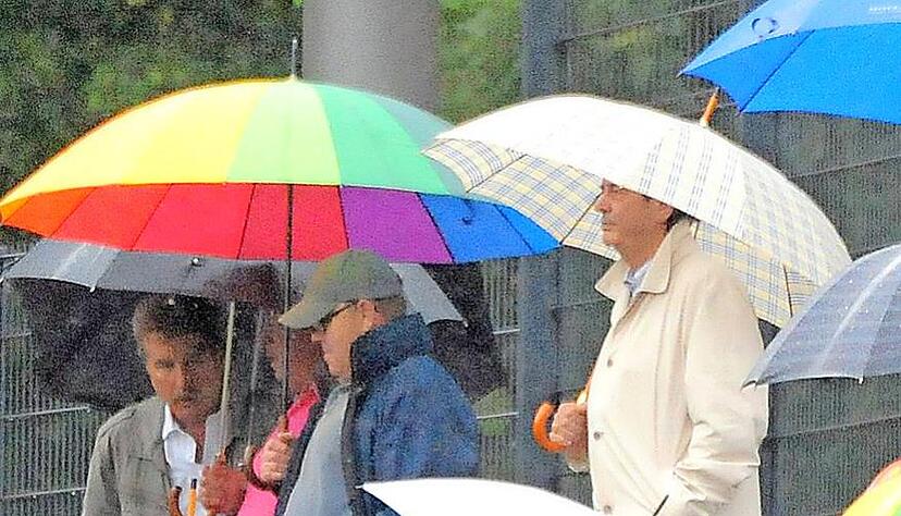 Feuchtes Vergnügen: Beim Kraichgau-Derby regnet es ohne Unterlass. Feuchtes Vergnügen: Beim Kraichgau-Derby regnet es ohne Unterlass.