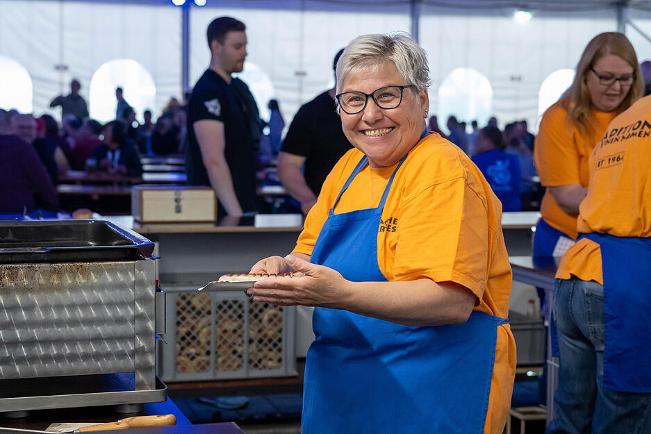In der ersten Schicht des Bockbierfests sind knapp 50 Helfer im Einsatz.