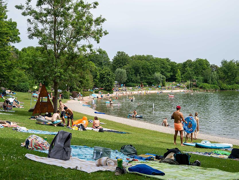Badegäste bevölkern die Liegewiesen am Ufer des Breitenauer Sees.