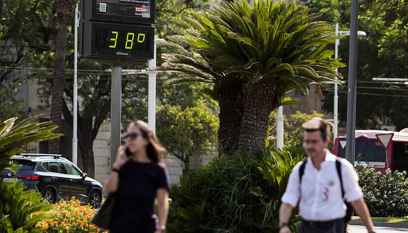 Ein Straßenthermometer in Sevilla zeigt um 10 Uhr morgens bereits 38ºC an. Ein Straßenthermometer in Sevilla zeigt um 10 Uhr morgens bereits 38ºC an.