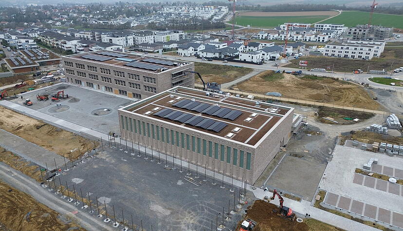 Das Luftbild zeigt, wie die neue Grundschule mit der Sporthalle zentral im Baugebiet Limespark liegt. Foto: privat