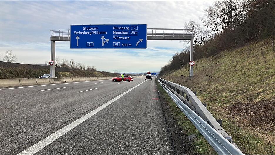 Auf der gesperrten Autobahn kann der Hubschrauber nahe des Kreuz Weinsberg landen. Auf der gesperrten Autobahn kann der Hubschrauber nahe des Kreuz Weinsberg landen.