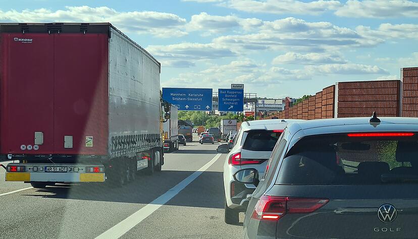 Auf der Autobahn A6, Abfahrt Bad Rappenau, kommt es auf der Spur Richtung Mannheim immer wieder zu gef&auml;hrlichen R&uuml;ckstaus. Wer die gef&auml;hrliche Situation nicht rechtzeitig erkennt, und noch einscheren will, begibt sich in Lebensgefahr.