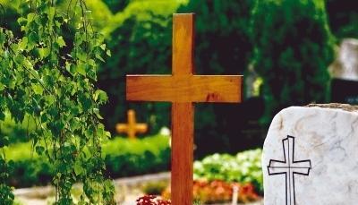 Seit vier Jahren gibt es kein Sterbegeld mehr von der Krankenkasse. Zur Finanzierung der Bestattungskosten können sich nahe Angehörige ans Sozialamt wenden. Nur einkommensschwache Hinterbliebene bekommen einen Zuschuss.Foto: Ulrike Kugler Seit vier Jahren gibt es kein Sterbegeld mehr von der Krankenkasse. Zur Finanzierung der Bestattungskosten können sich nahe Angehörige ans Sozialamt wenden. Nur einkommensschwache Hinterbliebene bekommen einen Zuschuss.Foto: Ulrike Kugler