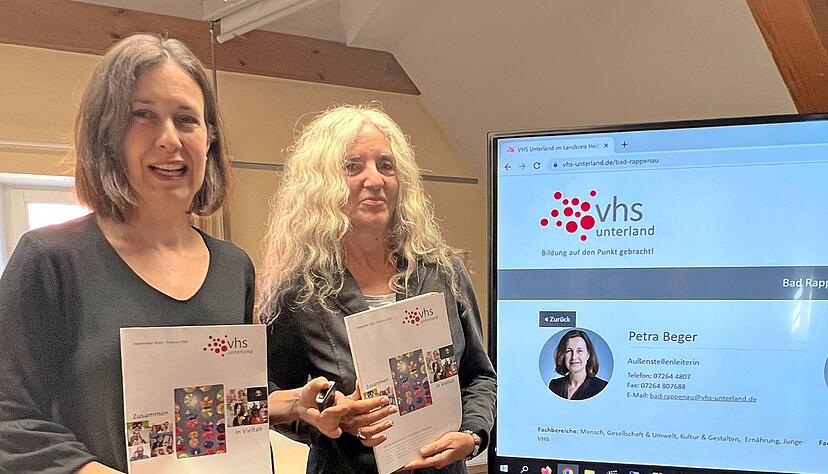 Petra Beger (links) und Jutta Hartmann freuen sich, dass sie digital deutlich besser ausgestattet ins neue VHS-Semester starten können. Petra Beger (links) und Jutta Hartmann freuen sich, dass sie digital deutlich besser ausgestattet ins neue VHS-Semester starten können.