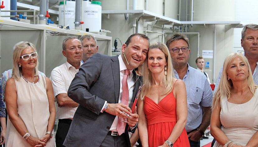 Simone M&uuml;ller freut sich mit ihrem Mann &uuml;ber das erste Gro&szlig;projekt, das unter seiner F&uuml;hrung entstanden ist. Gr&uuml;nder Fritz M&uuml;ller war bei der Feier als Gast dabei.