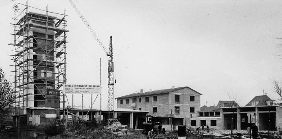 Blick auf die Baustelle zum Neubau der Feuerwache Heilbronn, Charlotten- Ecke Beethovenstraße. Undatierte Aufnahme. Im Juni 1959 wird die Feuerwache eingeweiht.
