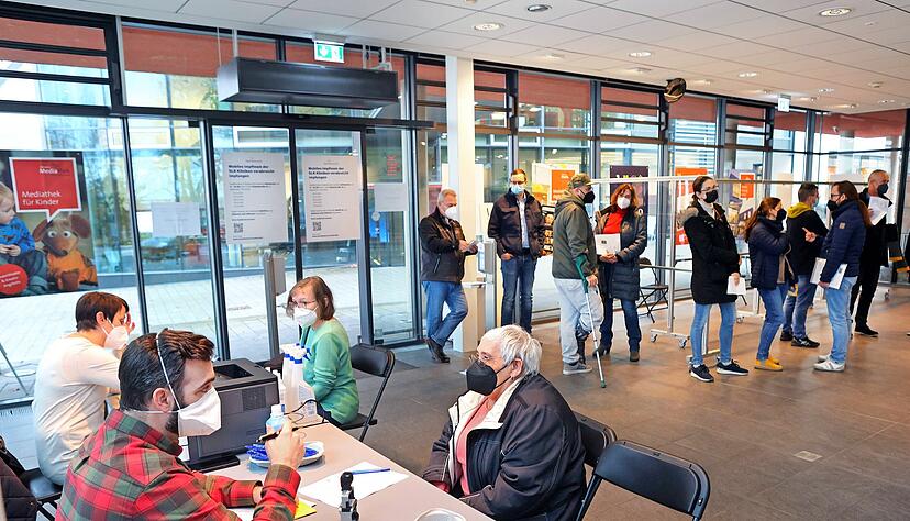 Anmeldung und Arztgespräch am Eingang der Mediathek. Dann geht es zum Impfen. Weil der Computer eine halbe Stunde lang streikt, bildet sich schnell eine Schlange. Foto: Ralf Seidel Anmeldung und Arztgespräch am Eingang der Mediathek. Dann geht es zum Impfen. Weil der Computer eine halbe Stunde lang streikt, bildet sich schnell eine Schlange. Foto: Ralf Seidel