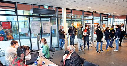 Anmeldung und Arztgespräch am Eingang der Mediathek. Dann geht es zum Impfen. Weil der Computer eine halbe Stunde lang streikt, bildet sich schnell eine Schlange.
Foto: Ralf Seidel