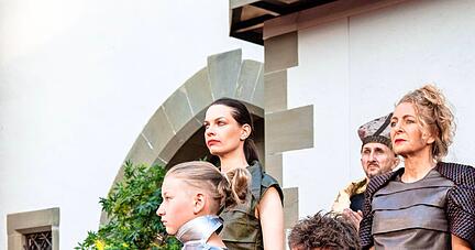 Gruppenfoto mit Götz: Stephan Szász, Sarah Kattih (rechts), Rosa Kronmüller (sitzend), dahinter Bernadette Hug, links Lina Hoppe.

Foto: Burgfestspiele