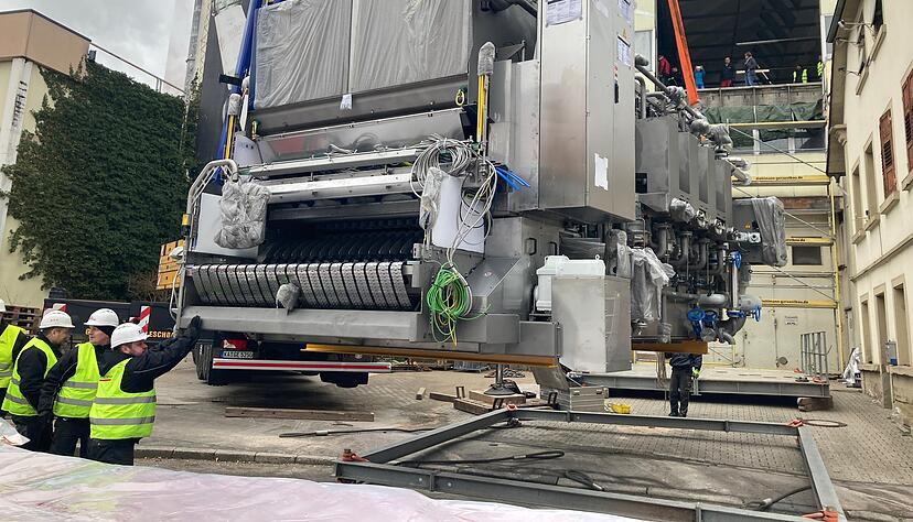 Sieht aus, wie ein potenter Schiffsdiesel, ist aber eine industrielle Spülmaschine zur Wäsche von Bierflaschen. Die Fassade der Produktionshalle ist für den Maschinentausch geöffnet worden. Sieht aus, wie ein potenter Schiffsdiesel, ist aber eine industrielle Spülmaschine zur Wäsche von Bierflaschen. Die Fassade der Produktionshalle ist für den Maschinentausch geöffnet worden.