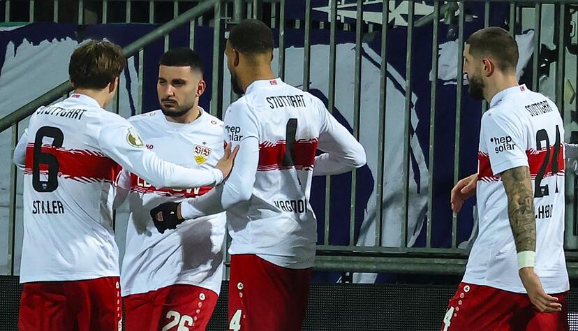 Stuttgarts Deniz Undav (M) feiert mit den Teamkollegen Angelo Stiller (l) und Josha Vagnoman nach seinem Tor zum 1:0 in Kiel.