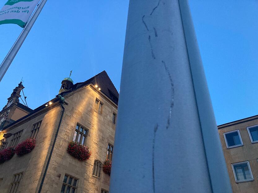 Kratzspuren am Fahnenmast deuten darauf hin, dass jemand daran hochgeklettert sein muss, um die Flagge abzuhängen.