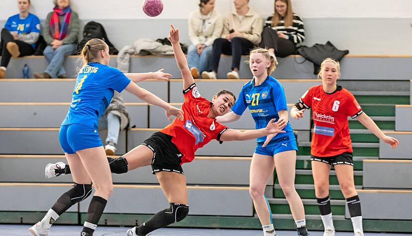Ein Sieg genügt Elena Schacht (Zweite von links) und Lena Siebert (rechts) am Sonntag für die erneute Qualifikation zur A-Juniorinnen-Bundesliga.