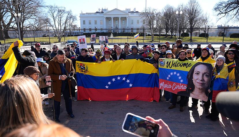W&auml;hrend Trump Machado trifft, versammeln sich Menschen vor dem Wei&szlig;en Haus.