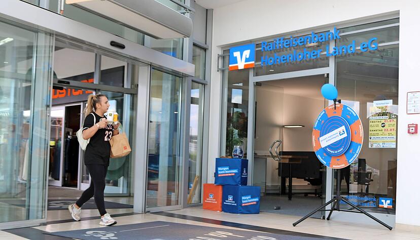 Direkt am Haupteingang des &Ouml;-Centers er&ouml;ffnete am 10. Juni die Raiba Hohenloher Land ihre neue Filiale in den ehemaligen R&auml;umen des Wollestudios.