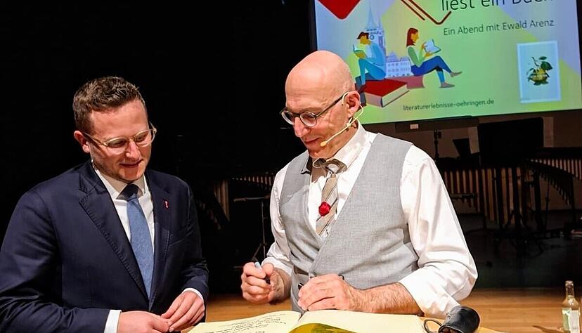 Ewald Arenz (rechts) fasziniert mit seiner Lesung die 450 Besucher in der Kultura.