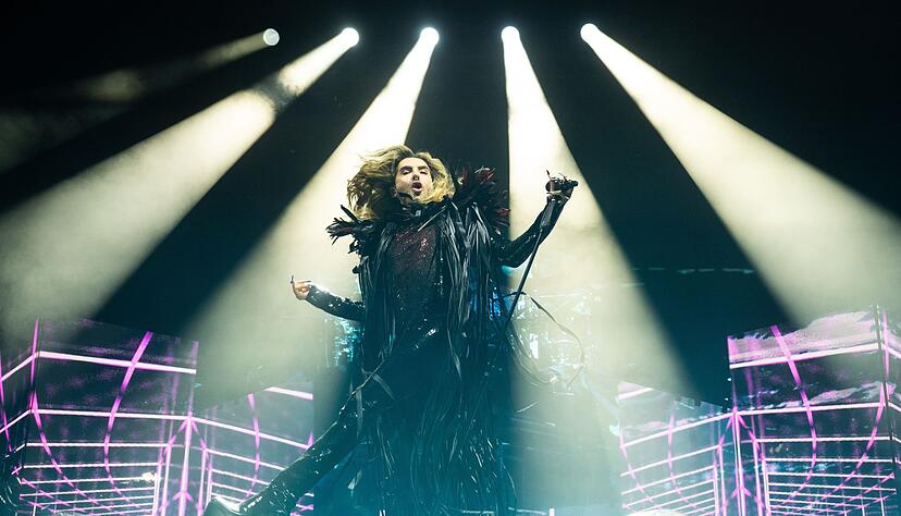 Bill Kaulitz tanzt beim Tourauftakt von Tokio Hotel.