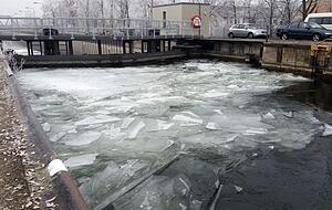 Eisschollen vor den Schleusentoren in Mannheim-Feudenheim. Foto: WSA Heidelberg