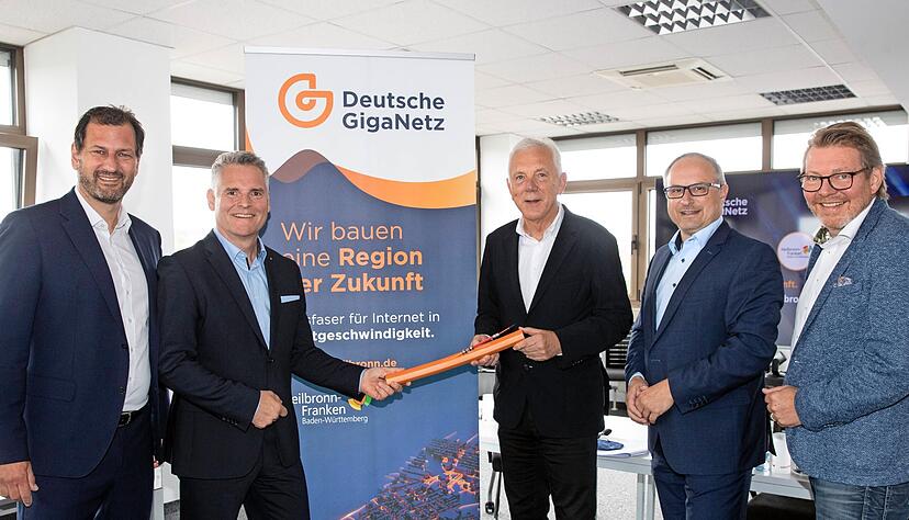 Wolfram Thielen (v.l.), Soren Wendler (DGN), OB Harry Mergel, Dr. Andreas Schumm (Wirtschaftsregion) und Dirk Fieml (tktVivax) ziehen ein Zwischenfazit. Wolfram Thielen (v.l.), Soren Wendler (DGN), OB Harry Mergel, Dr. Andreas Schumm (Wirtschaftsregion) und Dirk Fieml (tktVivax) ziehen ein Zwischenfazit.