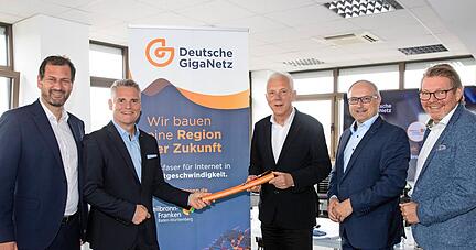 Wolfram Thielen (v.l.), Soren Wendler (DGN), OB Harry Mergel, Dr. Andreas Schumm (Wirtschaftsregion) und Dirk Fieml (tktVivax) ziehen ein Zwischenfazit.
Foto: Veigel