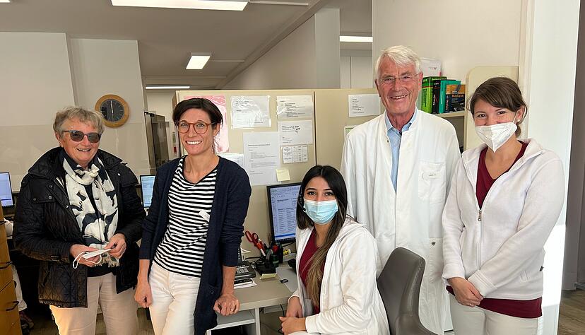 Zusammenhalt (von links): Dr. Ingeborg Klimm, Dr. Annika Topić und Dr. Manfred Klimm mit zwei von zwölf medizinischen Fachkräften in ihrer Praxis.
Foto: Ulrike Plapp-Schirmer Zusammenhalt (von links): Dr. Ingeborg Klimm, Dr. Annika Topić und Dr. Manfred Klimm mit zwei von zwölf medizinischen Fachkräften in ihrer Praxis.
Foto: Ulrike Plapp-Schirmer